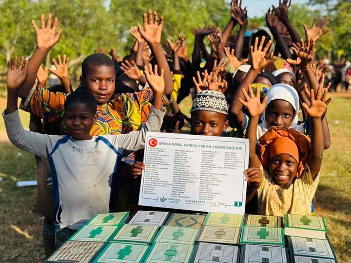 MİRAÇ KANDİLİ | AFRİKA’DA KUR’AN DAĞITIMI